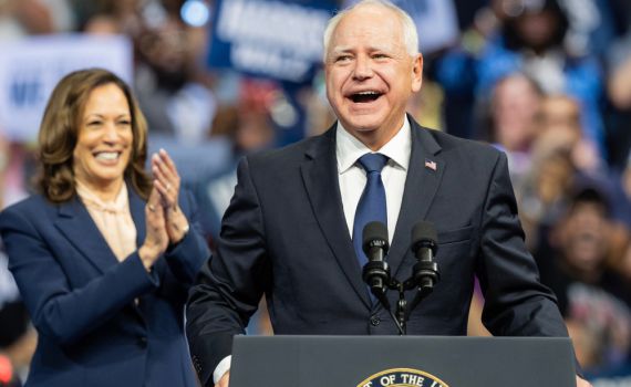 התמונה ששיגעה את הרשת: האם המשפחה של טים וולז תומכת בטראמפ?