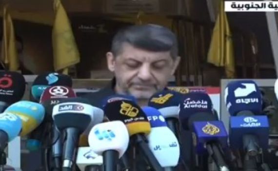 צפו: דובר חיזבאללה נמלט באמצע הצהרה עקב תקיפה בביירות