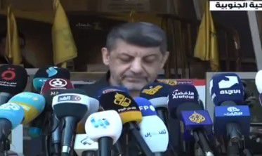 צפו: דובר חיזבאללה נמלט באמצע הצהרה עקב תקיפה בביירות