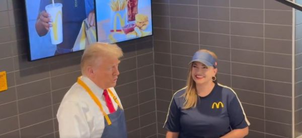 עקיצה להאריס: טראמפ עבד בסניף מקדונלד'ס | צפו