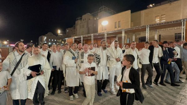 צפו: תלמידי ישיבת הכותל יורדים בשירה אל הכותל