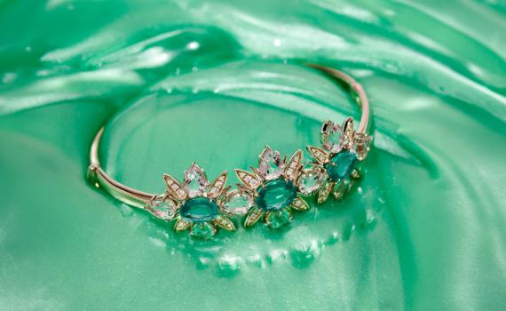 מטמורפוזה של יופי: תכשיטי זהב בשיבוץ יהלומים ואבני חן