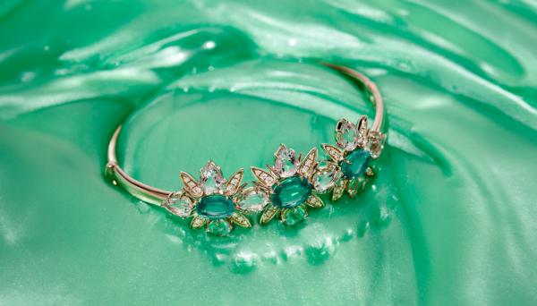 מטמורפוזה של יופי: תכשיטי זהב בשיבוץ יהלומים ואבני חן