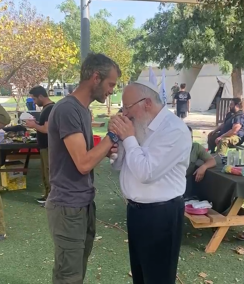 מרגש: הרב אליהו מנשק את ידי הלוחם הפצוע | צפו