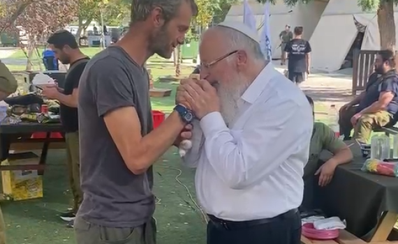 מרגש: הרב אליהו מנשק את ידי הלוחם הפצוע | צפו