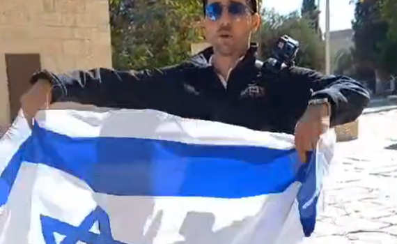 צפו: הניף דגל ישראל בהר הבית לציון ה-7.10 – והורחק