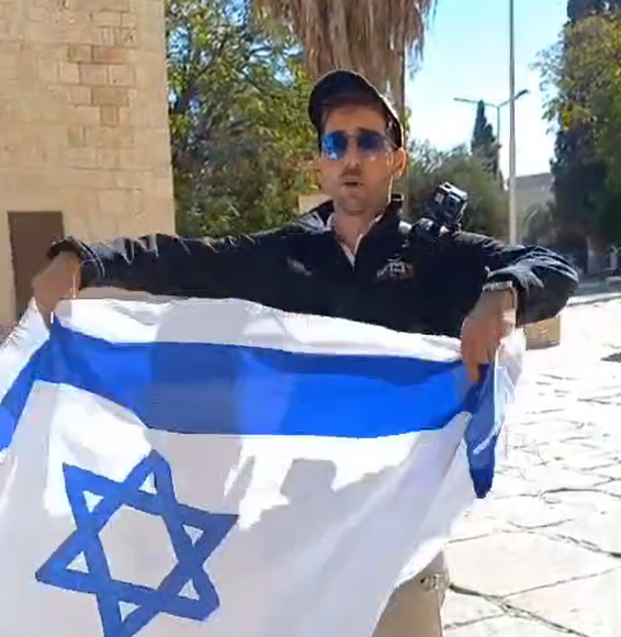 צפו: הניף דגל ישראל בהר הבית לציון ה-7.10 – והורחק