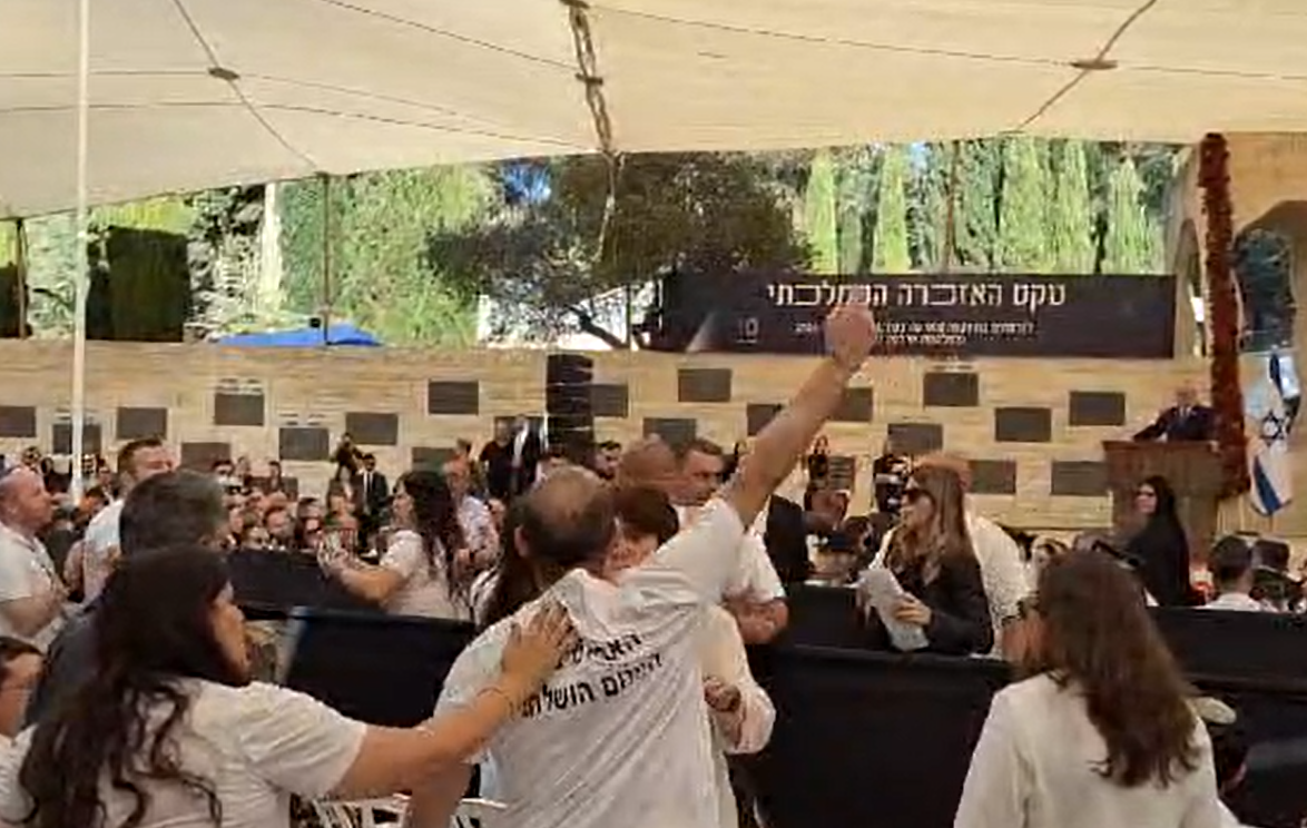 מהומה וצעקות בנאום נתניהו: "אבא נרצח" | צפו