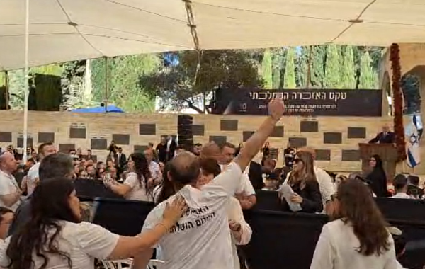 מהומה וצעקות בנאום נתניהו: "אבא נרצח" | צפו