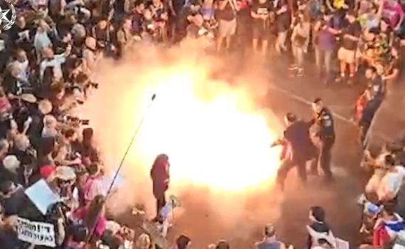 צפו: מפגיני שמאל כמעט הציתו שוטרים באיילון