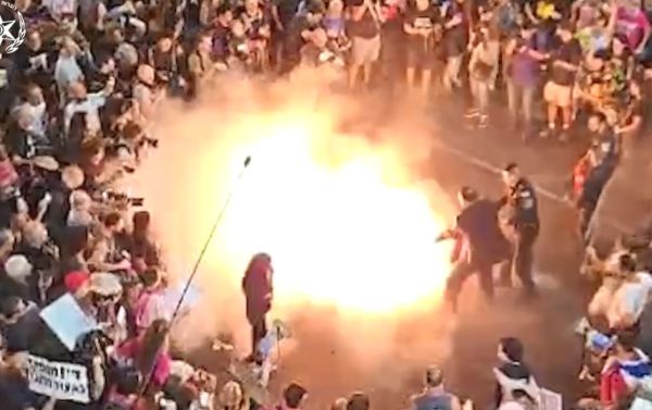 צפו: מפגיני שמאל כמעט הציתו שוטרים באיילון