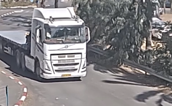 צפו: רגע הפגיעה של המשאית בפיגוע הדריסה בגלילות