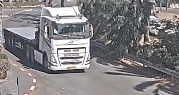 צפו: רגע הפגיעה של המשאית בפיגוע הדריסה בגלילות