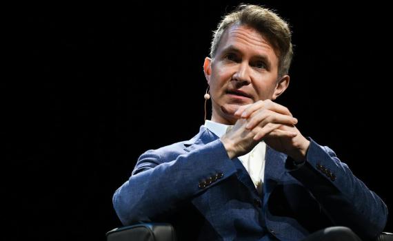 קורץ לקהל הישראלי? העיתונאי והסופר הבריטי בביקור מיוחד