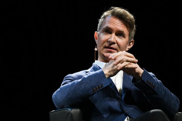 קורץ לקהל הישראלי? העיתונאי והסופר הבריטי בביקור מיוחד