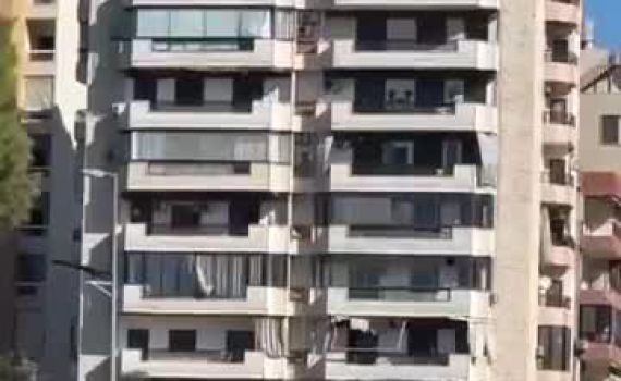 מתפוצץ לרסיסים: תיעוד מתקיפת בניין בדאחייה