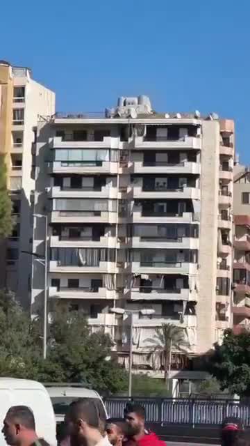 מתפוצץ לרסיסים: תיעוד מתקיפת בניין בדאחייה