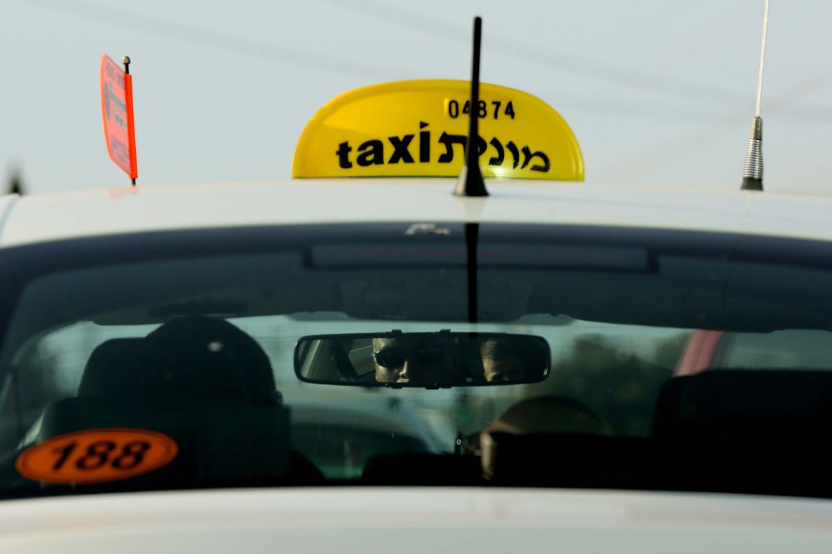 חשד: הנוסעת קרעה את כיס חולצתו של נהג המונית ושדדה 500 ש"ח