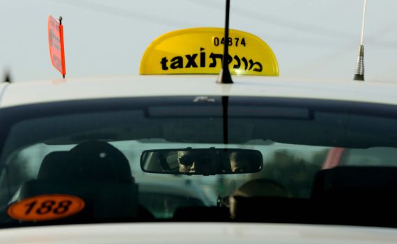 חשד: הנוסעת קרעה את כיס חולצתו של נהג המונית ושדדה 500 ש"ח