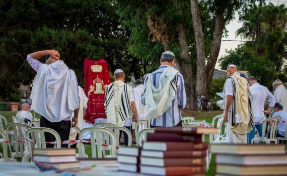 החילונים חרדים: גם רמת השרון לא תאפשר תפילה בהפרדה
