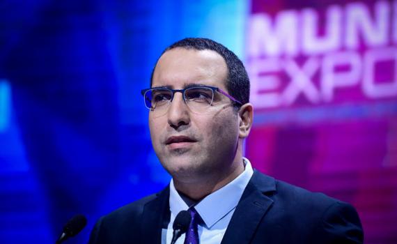 ירון אברהם יצא להגנת נתניהו – והותקף