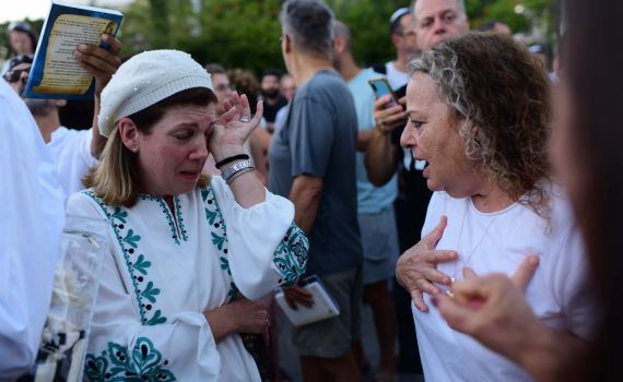 עוד לפני שנפתח: הפגנות נגד כנס בנושא תפילות בהפרדה