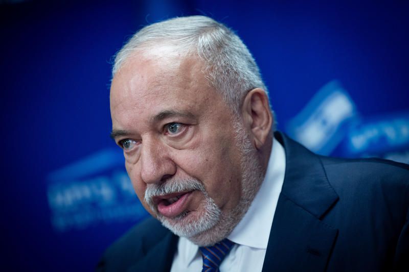 ליברמן מאשים: "אהרן ברק הפך למשת"פ של נתניהו"