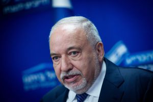 ליברמן זועם: המשרתים נלחמים במחבלים, המשתמטים תוקפים שוטרים