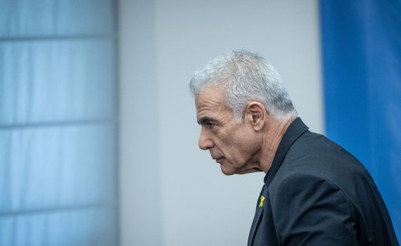 לפיד: נפעל בכל דרך למנוע את פיטורי היועמ"שית