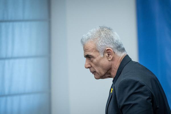 לפיד: נפעל בכל דרך למנוע את פיטורי היועמ"שית