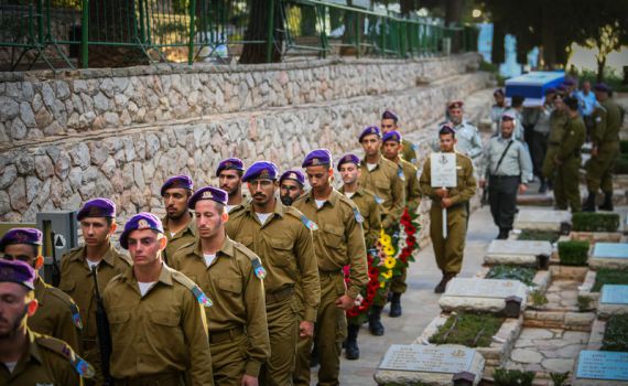 הרבצ"ר פסק: יוסר הצלב מעל מצבתו של החלל