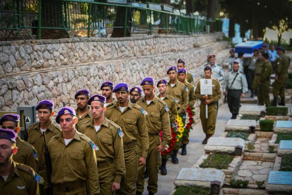 הרבצ"ר פסק: יוסר הצלב מעל מצבתו של החלל