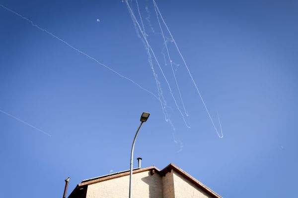 מטח לעבר עכו והקריות: 15 שיגורים מלבנון, חלקם יורטו