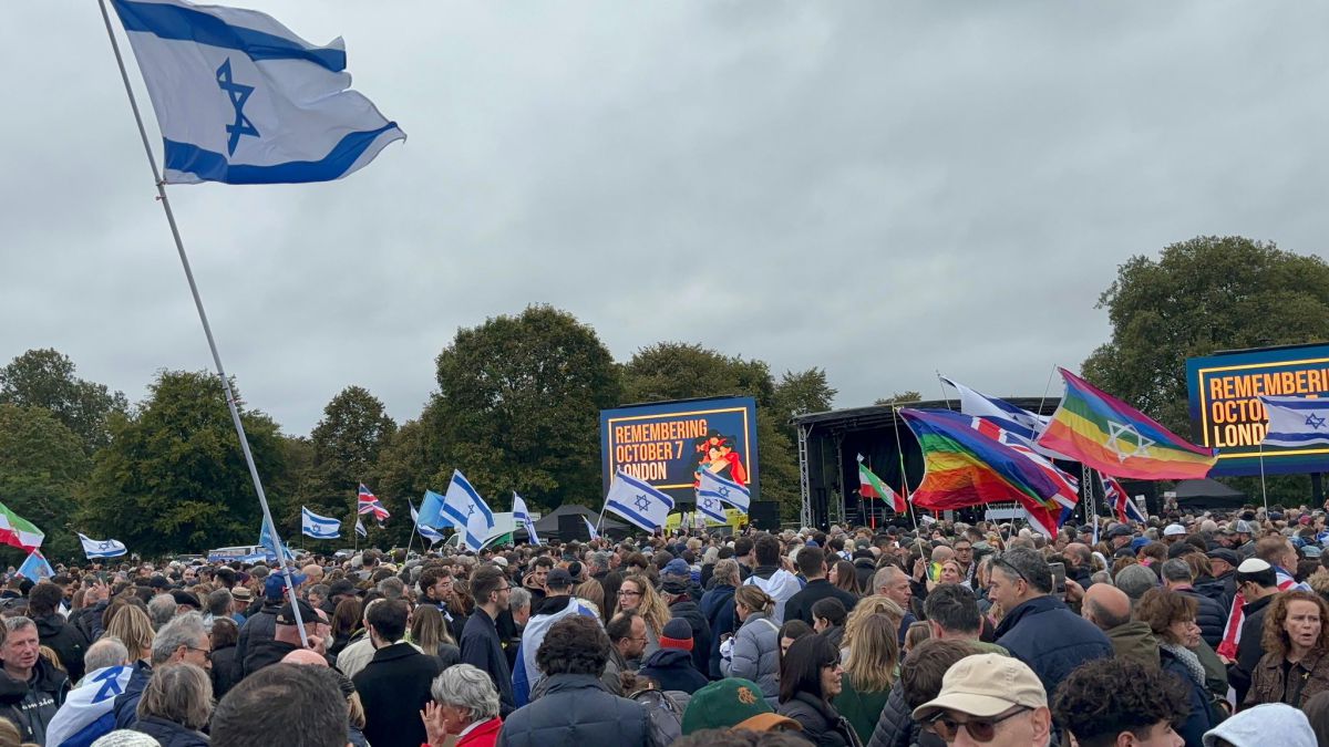אלפים השתתפו בעצרת בלונדון לציון שנה לטבח ה-7.10