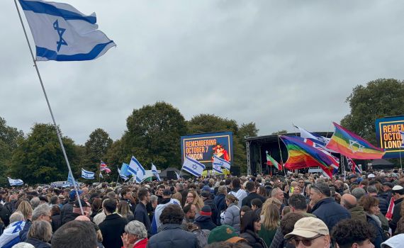 אלפים השתתפו בעצרת בלונדון לציון שנה לטבח ה-7.10