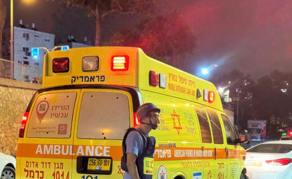 במהלך הלילה: בן 22 נפצע קשה מרסיסי רקטה בטבריה