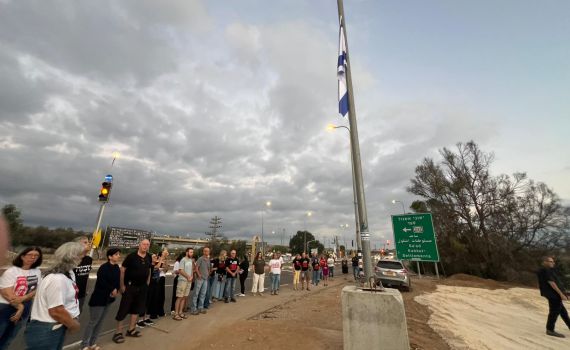הדגל הורד לחצי התורן: עשרות קיימו טקס זיכרון בשער הנגב