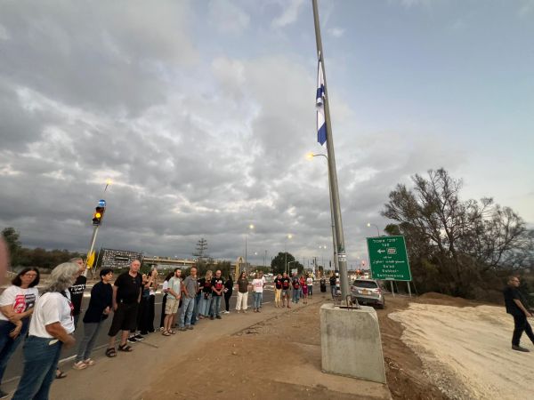 הדגל הורד לחצי התורן: עשרות קיימו טקס זיכרון בשער הנגב