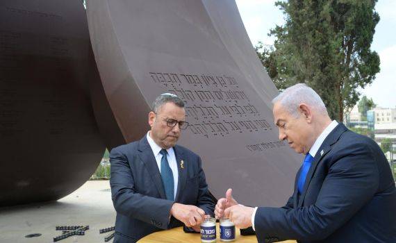 שנה ל-7.10: נתניהו ומשה ליאון הדליקו נר זיכרון בירושלים