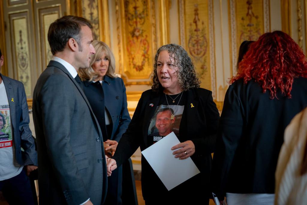 לאחר שיצא נגד ישראל: נשיא צרפת נפגש עם משפחות חטופים