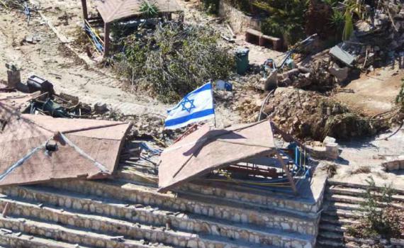 תמונת הניצחון: דגל ישראל הונף מעל הכפר העוין בלבנון