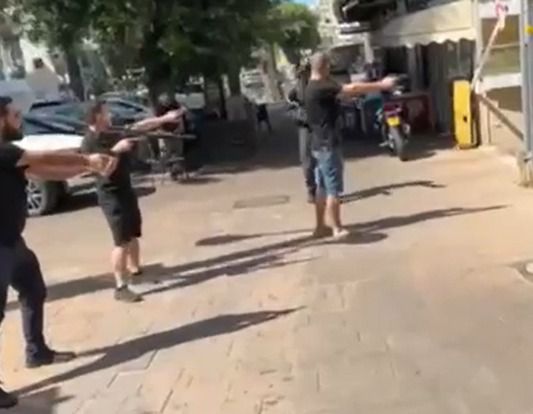 בנשקים שלופים: אזרחים הכריעו את המחבל. צפו