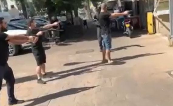 בנשקים שלופים: אזרחים הכריעו את המחבל. צפו