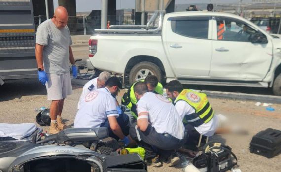 רוכב אופנוע נפגע מרכב בעפולה, מצבו אנוש