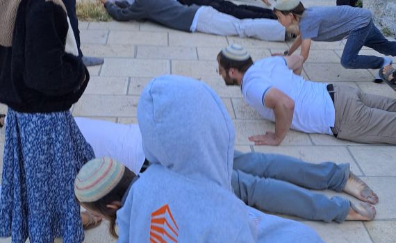 מאות יהודים במוסף וברכת כהנים בהר הבית. צפו