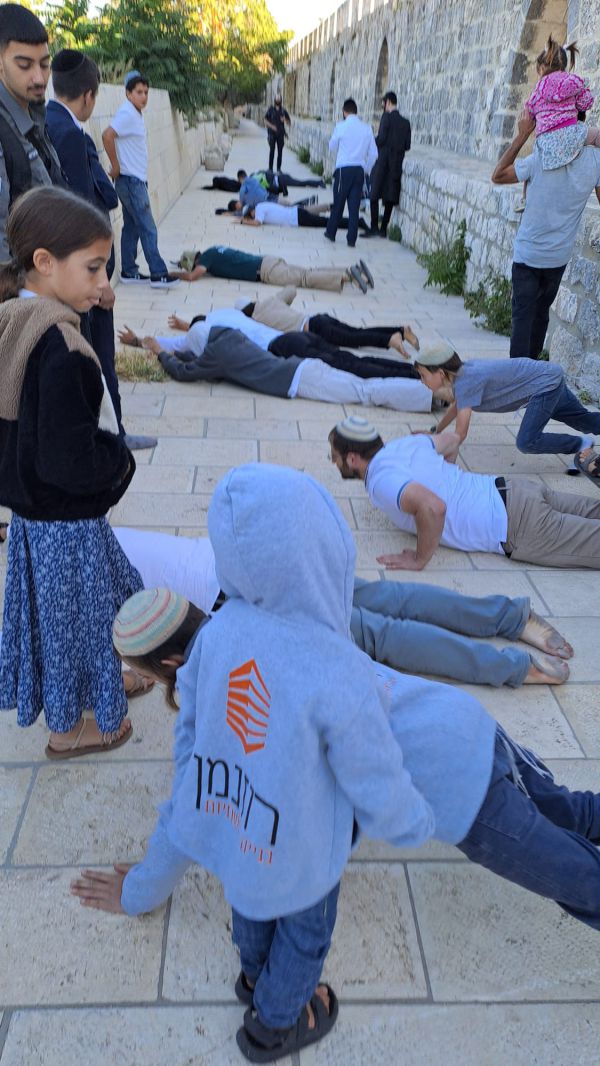 מאות יהודים במוסף וברכת כהנים בהר הבית. צפו