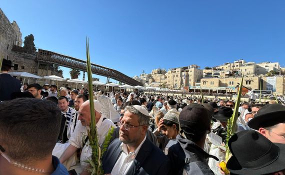נשאר למטה: השר בן גביר לא הצטרף למתפללים בהר הבית