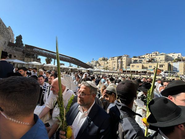 נשאר למטה: השר בן גביר לא הצטרף למתפללים בהר הבית