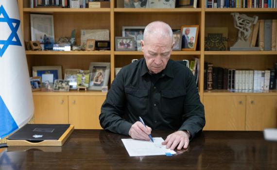 גלנט קבע: הבנק של חיזבאללה יוכרז כארגון טרור