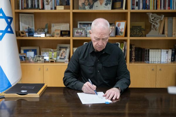 גלנט קבע: הבנק של חיזבאללה יוכרז כארגון טרור